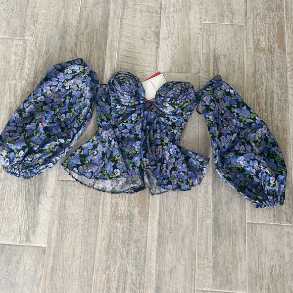 Carolina Herrera
Women's Blue Floral Belted Top - Picture 7 of 7